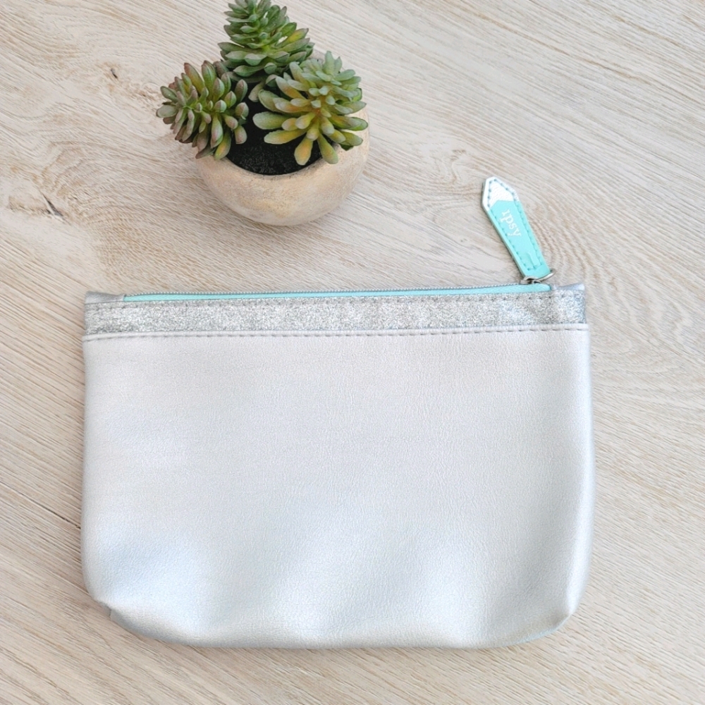 💕 IPSY December 2017 Winter Frost Glam Bag